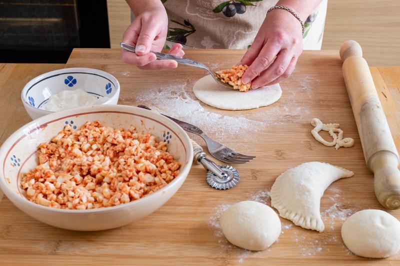 Puglia_fried_panzerotto_making