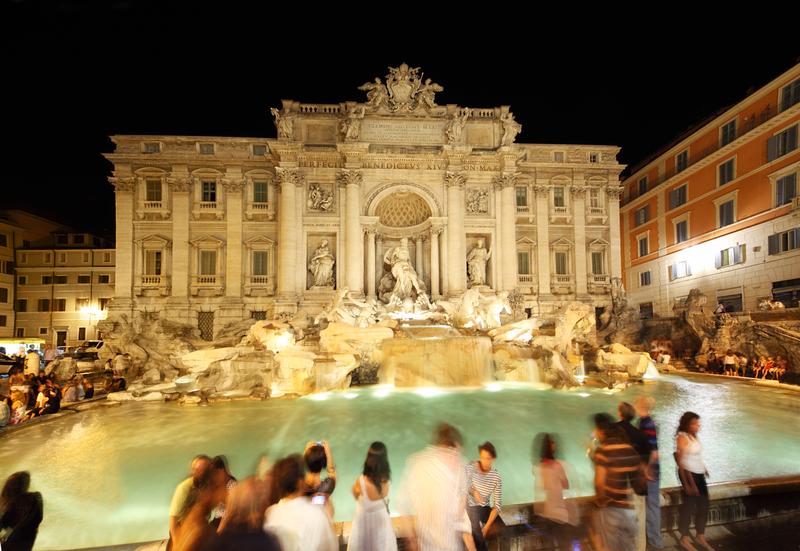 Kiss in front of the Trevi Fountain: Italy honeymoon