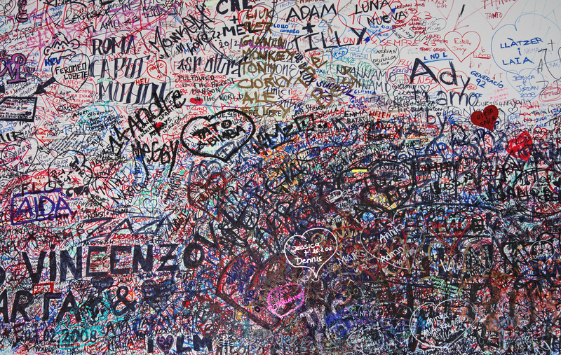 Honeymoon Trip: Verona Love wall